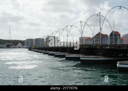 Die Queen Emma Bridge ist eine Pontonbrücke über die St. Anna Bay, die Punda mit dem Anlegeplatz Otrobanda von Willemstad verbindet. Stockfoto