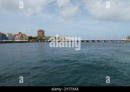 Die Queen Emma Bridge ist eine schwimmende, schaukelnde und Pontonbrücke über die St. Anna Bay, die Punda mit dem Anlegeplatz Otrobanda von Willemstad verbindet. Stockfoto