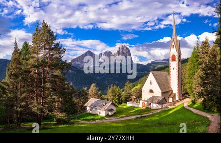 Gröden, Südtirol, Italien. Alpine Landschaft. Wunderschöne Dolomiten Berge. Blick auf die Kirche San Giacomo in der Nähe des Dorfes St. Ulrich. Stockfoto