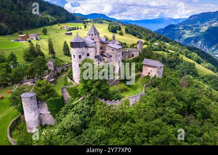 Wunderschöne mittelalterliche Schlösser Norditaliens, Südtirol, Südtirol. Presule castel, Luftdrohne, Hochwinkelansicht Stockfoto