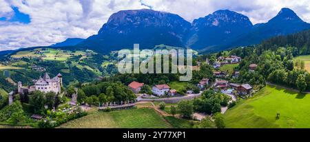 Wunderschöne mittelalterliche Schlösser Norditaliens, Südtirol, Südtirol. Presule castel, Luftdrohne mit Blick auf das Dorf und die Berge der Alpen Stockfoto