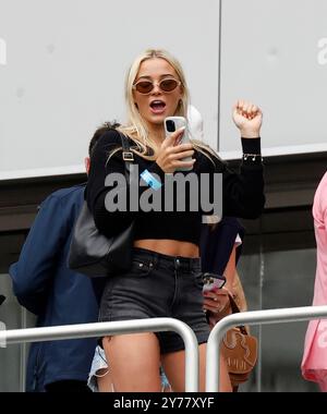 Bronx, Usa. September 2024. Olivia „Livvy“ Dunne wartet auf die Pittsburgh Pirates, die am Samstag, den 28. September 2024 in New York City im Yankee Stadium spielen. Foto: John Angelillo/UPI Credit: UPI/Alamy Live News Stockfoto