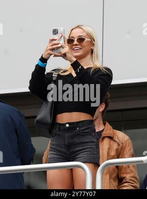 Bronx, Usa. September 2024. Olivia „Livvy“ Dunne wartet auf die Pittsburgh Pirates, die am Samstag, den 28. September 2024 in New York City im Yankee Stadium spielen. Foto: John Angelillo/UPI Credit: UPI/Alamy Live News Stockfoto