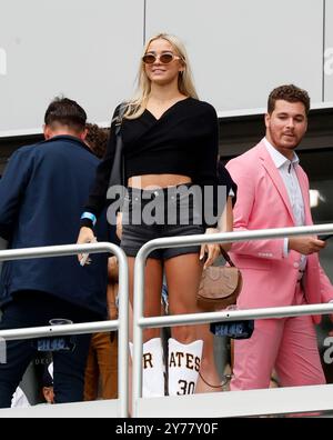 Bronx, Usa. September 2024. Olivia „Livvy“ Dunne wartet auf die Pittsburgh Pirates, die am Samstag, den 28. September 2024 in New York City im Yankee Stadium spielen. Foto: John Angelillo/UPI Credit: UPI/Alamy Live News Stockfoto