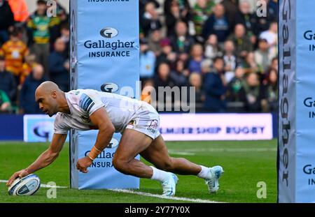 Northampton, Großbritannien. September 2024. Exeter Chiefs Olly Woodburn erzielt den ersten Versuch seines Teams während des Gallagher Premiership Rugby-Spiels zwischen Northampton Saints und Exeter Chiefs im Cinch Stadium Franklin's Gardens. Northampton Großbritannien. Quelle: PATRICK ANTHONISZ/Alamy Live News Stockfoto