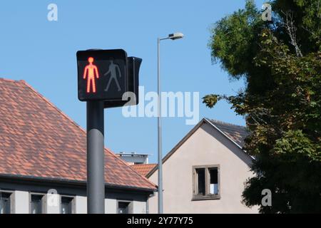 Fußgängerampel mit rotem Stoppsignal in Form eines Mannes in der französischen Stadt Colmar. Stockfoto