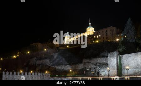 Der Alcazar de Toledo beleuchtet bei Nacht. Foto über der Alcantara-Brücke. Stockfoto