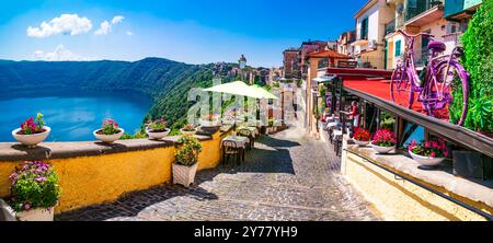 Die malerischsten Seen Italiens - vulkanischer Albano-See, bezaubernde Blumenstraßen des Dorfes Castel Gandolfo und Vulkankrater. Beliebte touristische Stätte Stockfoto