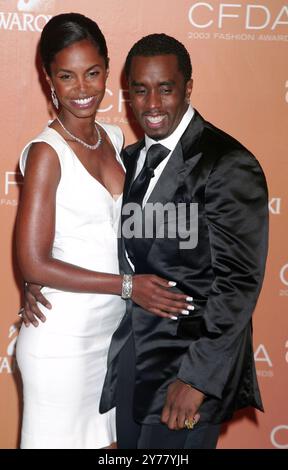 Kim Porter und Sean 'P. Diddy' Combs nehmen am 2. Juni 2003 an den CFDA Fashion Awards in der New York Public Library in New York City Teil 2003. Foto: Henry McGee/MediaPunch Stockfoto