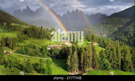 Atemberaubende Alpenlandschaft mit atemberaubenden Dolomiten Felsenbergen mit doppeltem Regenbogen in den italienischen Alpen, Südtirol Südtirol Südtirol Südtirol Südtirol, Italien. Blick auf Val di Stockfoto