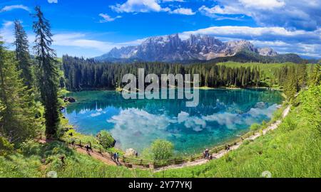 Italien idyllische Naturlandschaft - übergeordneter Bergsee Carezza umgeben von Dolomitenfelsen - einer der schönsten Seen der Alpen. Südtirol reg Stockfoto