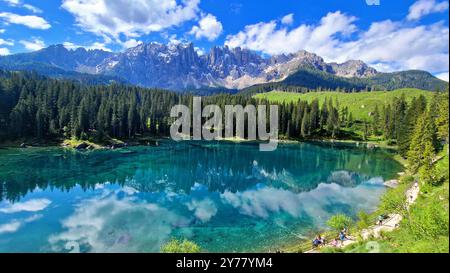 Italien idyllische Naturlandschaft - übergeordneter Bergsee Carezza umgeben von Dolomitenfelsen - einer der schönsten Seen der Alpen. Südtirol reg Stockfoto