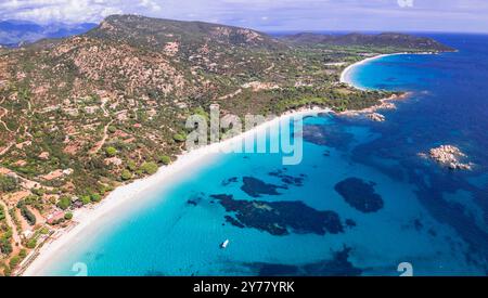 Die besten Strände der Insel Korsika. Blick von der Drohne auf wunderschöne Strände in der Nähe von Porto Vecchio - Palombaggia, Tamaricciu, Folaca mit türkisfarbenem Meer und Wi Stockfoto