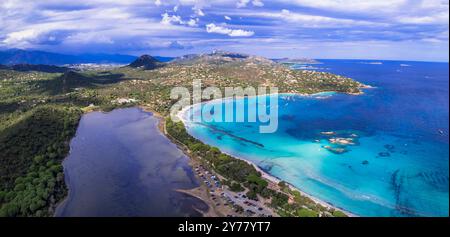 Die besten Strände der Insel Korsika - Luftvideo über den wunderschönen langen Strand von Santa Giulia mit dem See sault von der einen Seite und dem türkisfarbenen Meer von der anderen Stockfoto