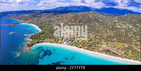 Die besten Strände der Insel Korsika. Blick von der Drohne auf wunderschöne Strände in der Nähe von Porto Vecchio - Palombaggia, Tamaricciu, Folaca mit türkisfarbenem Meer und Wi Stockfoto