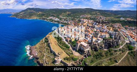 Sardegna, Italien. Wunderschöne mittelalterliche Küstenstadt Castelsardo im Norden der Insel, Provinz Sassari. Panoramablick der Drohne Stockfoto