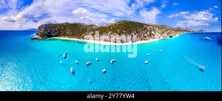 Die besten und schönsten Strände der Insel Sardegna (Italien) - Cala Luna im Golf von Orosei. Panoramablick von der Drohne auf weiße Sandstrände, Cabve Stockfoto