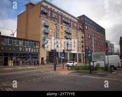 Moderne Wohnwohnungen im Gegensatz zu älteren Gebäudefassaden, am West St Sheffield Stadtzentrum England UK Wohngebäude Road Kreuzung Stockfoto