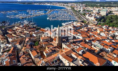 Sehenswürdigkeiten der Insel Sardegna (Sardinien). Bezauberndes historisches Alghero. Luftdrohne Panoramablick auf Marine und Altstadt Stockfoto