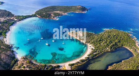 Die besten Strände der Insel Korsika - Panoramablick auf den wunderschönen Strand von Rondinara mit perfekter runder Form und kristallklarem türkisfarbenem Meer Stockfoto