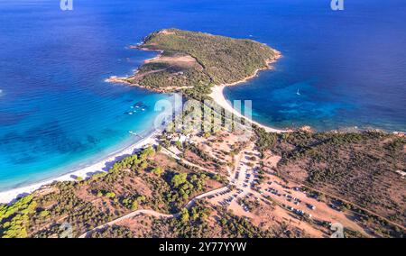 Die besten Strände der Insel Korsika - Panoramablick auf den wunderschönen Strand von Rondinara mit perfekter runder Form und kristallklarem türkisfarbenem Meer. Stockfoto