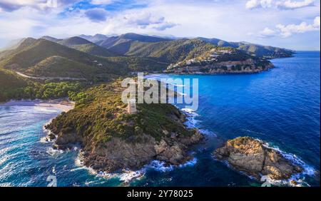 Malerische Natur und Strände der Insel Korsika. Genuesische Türme - Torra di Fautea bei Sonnenuntergang. Panoramablick der Drohne Stockfoto