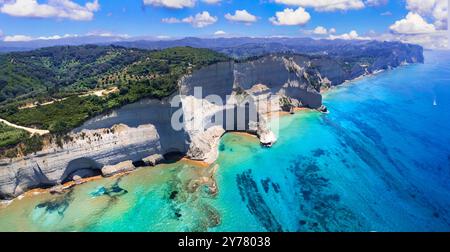 Ionische Inseln Griechenlands Korfu. Panoramablick auf das atemberaubende Cape Drastis - natürliche Landschaft mit weißen Felsen und türkisfarbenem Wasser Stockfoto