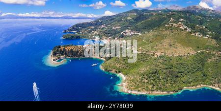 Griechenland, ionische Inseln atemberaubende Natur Strand Landschaft von Korfu. Drohnenansicht der Kalami-Bucht, östlicher Teil. Stockfoto