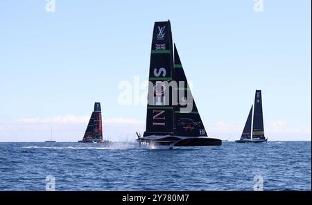 Sabadell, Barcelona, Spanien. September 2024. Barcelona Spanien 28.09.2024 Emirates Team Neuseeland, Ineos Britannia und Luna Rossa Prada Pirelli suchen während des 37a America's Cup Barcelona 2024 zwischen dem zweiten Louis Vuitton Final Day am 28. September 2024 in Barcelona. (Kreditbild: © Xavi Urgeles/ZUMA Press Wire) NUR REDAKTIONELLE VERWENDUNG! Nicht für kommerzielle ZWECKE! Quelle: ZUMA Press, Inc./Alamy Live News Stockfoto