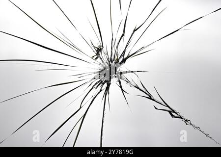 Rissmuster auf gebrochenem Glas, Abstraktion von Spänen und Linien vom Aufprall auf Glas Stockfoto