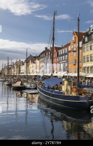 Nyhavn, im Stadtteil Frederiksstaden, Hafenviertel mit über 300 Jahre alten Häusern, verankerten Segelbooten, Promenade mit vielen Cafés, Pubs, Erholung Stockfoto