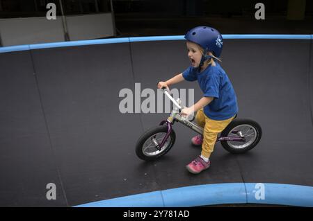 Kleines Mädchen, 3 Jahre, blond, Helm, Helm, fahren auf dem Balance Bike, Fahrrad, Eislaufbahn, Spielplatz, Stuttgart, Baden-Württemberg, Deutschland, Europ Stockfoto