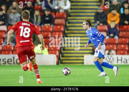 Oakwell, Barnsley am Samstag, den 28. September 2024. #4, Lewis Bate of Stockport in Aktion während des Spiels der Sky Bet League 1 zwischen Barnsley und Stockport County in Oakwell, Barnsley am Samstag, den 28. September 2024. (Foto: Stuart Leggett | MI News) Credit: MI News & Sport /Alamy Live News Stockfoto