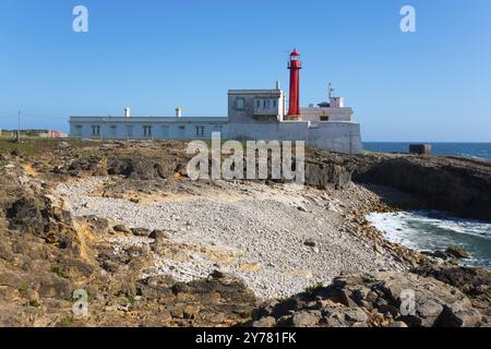 Leuchtturm an der felsigen Küste mit klarem Himmel und Meerblick, Farol do Cabo Raso, Festung Sao Bras de Sanxete, Estoril, Cascais, Parque Natural de Sintra- Stockfoto