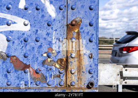 Die Friedrich-Ebert-Brücke über den Rhein zwischen Ruhort und Homberg, Details der Brückenpfeiler, Rost, Nieten, Duisburg, Nordrhein-Westfalen, De Stockfoto