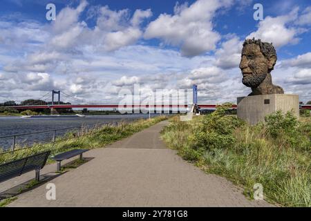 Die Friedrich-Ebert-Brücke über den Rhein zwischen Ruhort und Homberg, Mercatorinsel, Skulptur Echo von Poseidon, von Markus Luepertz, Duisburg, Nord Stockfoto