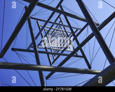 Blick auf das Kunstwerk Needel Tower II von Kenneth Snelson, Tensegrity, Skulpturenpark, Otterlo, de Hoge Veluwe, Niederlande Stockfoto