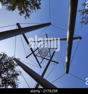Blick auf das Kunstwerk Needel Tower II von Kenneth Snelson, Tensegrity, Skulpturenpark, Otterlo, de Hoge Veluwe, Niederlande Stockfoto