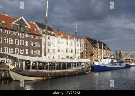 Nyhavn, verankerte Segelboote im Frederiksstaden-Viertel, Hafenviertel mit über 300 Jahre alten Häusern, Promenade mit vielen Cafés, Pubs, Resta Stockfoto