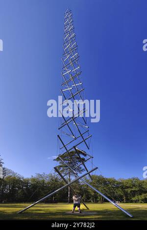 Skulpturenpark mit dem Kunstwerk Needel Tower II von Kenneth Snelson, Tensegrity, de Hoge Veluwe, Provinz Gelderland, Niederlande Stockfoto