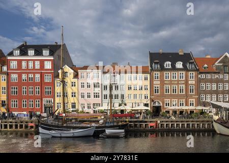 Nyhavn, im Stadtteil Frederiksstaden, Hafenviertel mit über 300 Jahre alten Häusern, verankerten Segelbooten, Promenade mit vielen Cafés, Pubs, Erholung Stockfoto