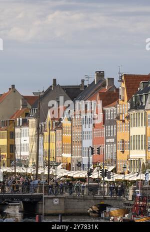 Nyhavn, im Stadtteil Frederiksstaden, Hafenviertel mit über 300 Jahre alten Häusern, verankerten Segelbooten, Promenade mit vielen Cafés, Pubs, Erholung Stockfoto