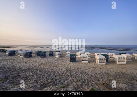 Sandstrand mit Liegestühlen und Nordsee am Abend bei Hooksiel, Wangerland, Landkreis Friesland, Niedersachsen, Deutschland, Europa Stockfoto