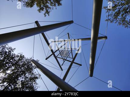 Blick auf das Kunstwerk Needel Tower II von Kenneth Snelson, Tensegrity, Skulpturenpark, Otterlo, de Hoge Veluwe, Niederlande Stockfoto