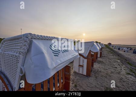 Strandstuhl mit der Inschrift Wangerland im Hintergrund des Sonnenuntergangs am Strand des Bezirks Hooksiel, Wangerland, Bezirk Friesland, Lowe Stockfoto