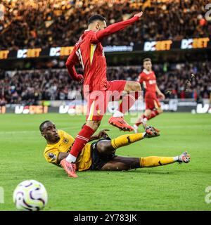 Wolverhampton, Großbritannien. September 2024. Wolverhampton, England, 28. September 2024: Toti (24 Wölfe) räumt den Ball von Mohamed Salah (11 Liverpool) während des Premier League-Fußballspiels zwischen Wolverhampton Wanderers und Liverpool im Molineux-Stadion in Wolverhampton, England (Natalie Mincher/SPP). /Alamy Live News Stockfoto