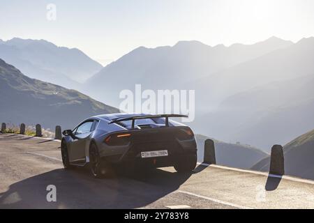 Furka Pass. Früh am Morgen, wenn die Straßen noch frei sind, beginnt die Zeit für Speeder und Sportwagen, eine kurze Runde über den Alpenpass zu machen Stockfoto