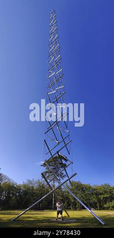 Skulpturenpark mit dem Kunstwerk Needel Tower II von Kenneth Snelson, Tensegrity, de Hoge Veluwe, Provinz Gelderland, Niederlande Stockfoto