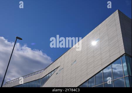 Modernes Gebäude mehr og Romsdal Art Centre mit Glasfront und reflektierendem blauen Himmel, Molde, Romsdal, Norwegen, Europa Stockfoto