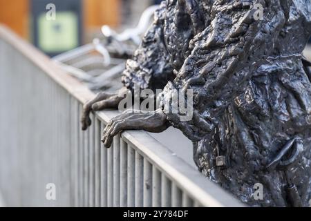 Detailhände, Schwarzweiß-Arbeiter, Skulptur von Jens Galschiot, Bornehusbroen, Christianshavns Kanal, Kopenhagen, Dänemark, Europa Stockfoto